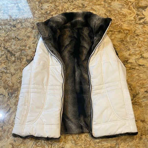 Women’s Reversible Vest - KC Collections - White Vest Reverses to Faux Fur Vest - Picture 5 of 9